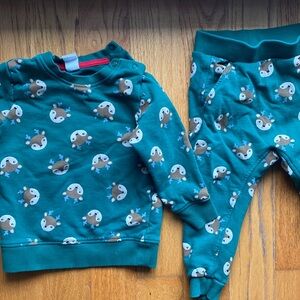 H & M green reindeer print set